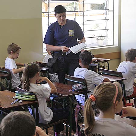Guarda Municipal de Irati realiza palestra para alunos da Escola Municipal dos Colonizadores